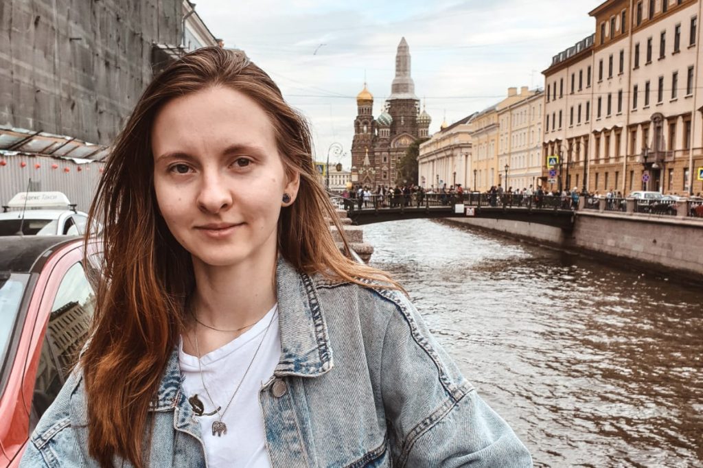 Евгения Евграшкина работает на фрилансе SMM-менеджером и дизайнером в сфере IT и виртуальной реальности
