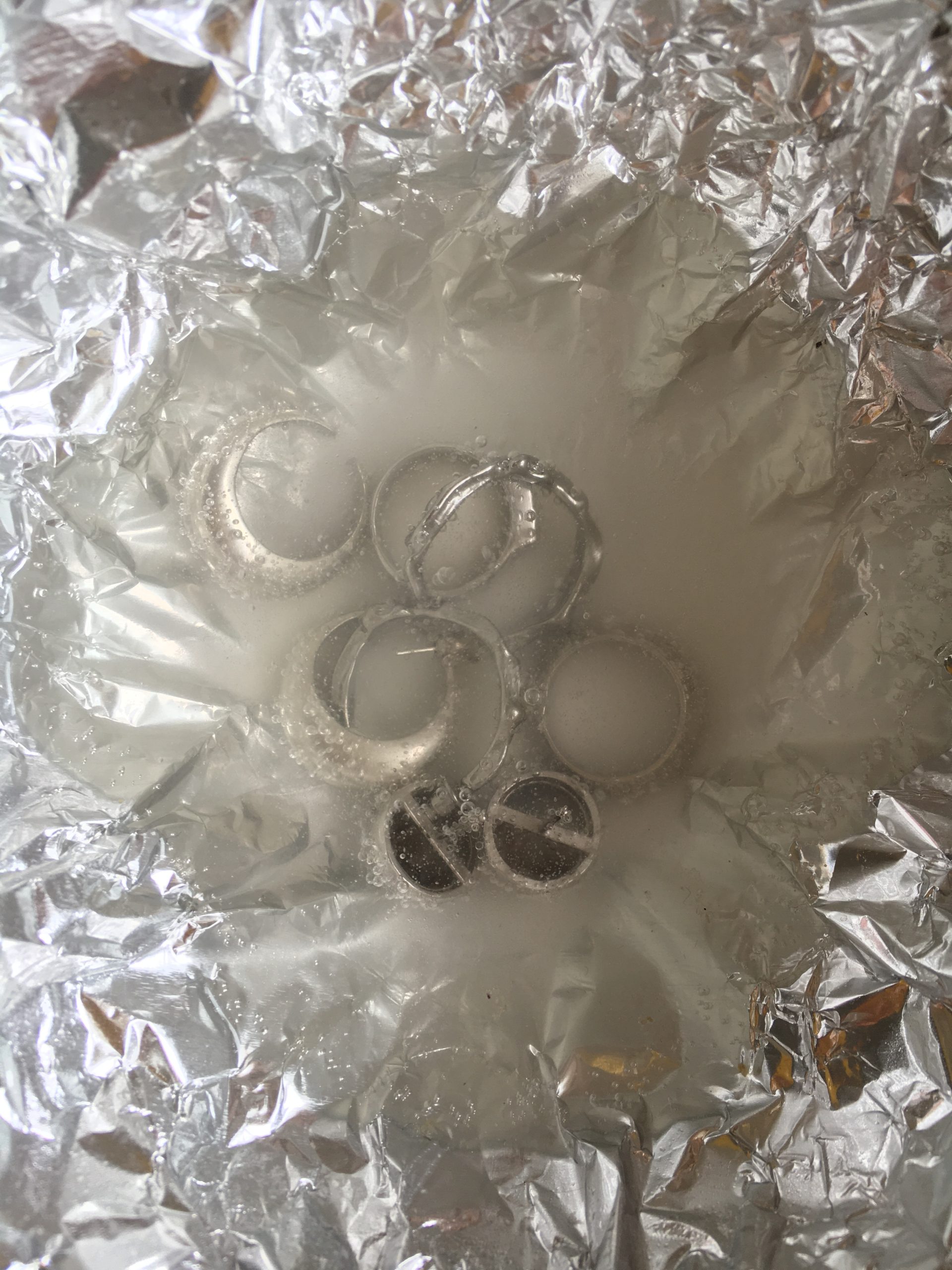 Почистить серебро в домашних сода фольга. Чистка серебра. Чистка серебра алюминиевой фольгой. Сода с фольгой для серебра. Почистить серебро.