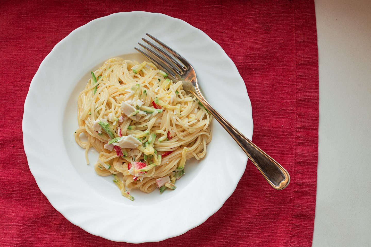 Спагетти с крабом и кабачком