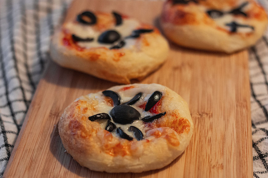 Рецепты на Хэллоуин: мини-пиццы с пауками