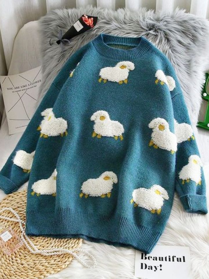 яркая зимняя одежда: свитер с овечками