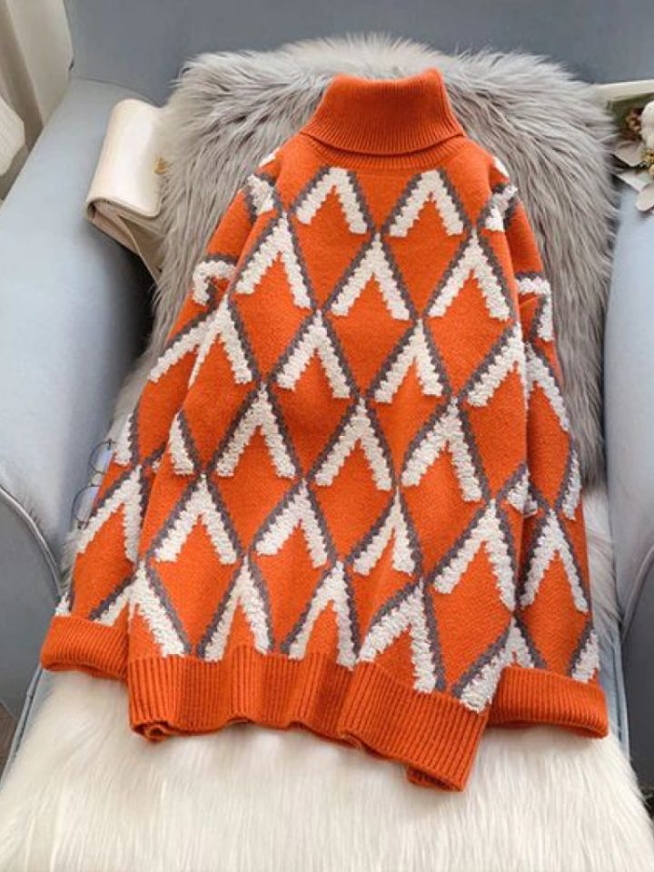 свитер с ярким геометрическим принтом