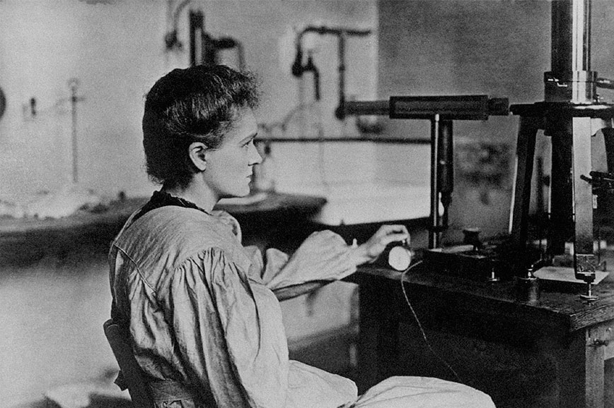 Мария Кюри в своей лаборатории//Источник: Википедия. 