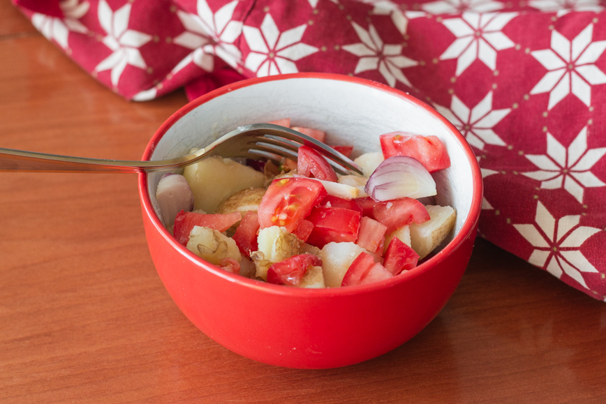 тёплый салат с помидорами и молодым картофелем