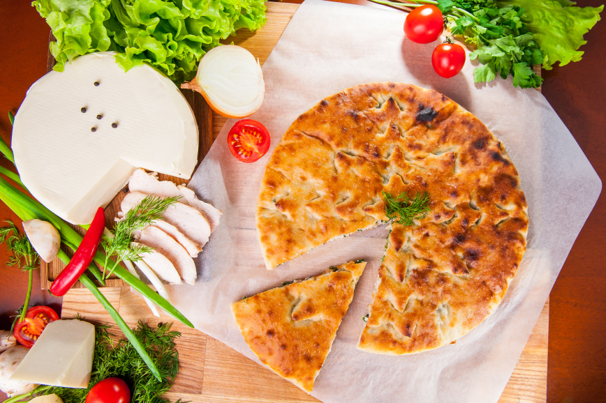 Pirog iz sloyonogo testa s zharenymi ovoshchami