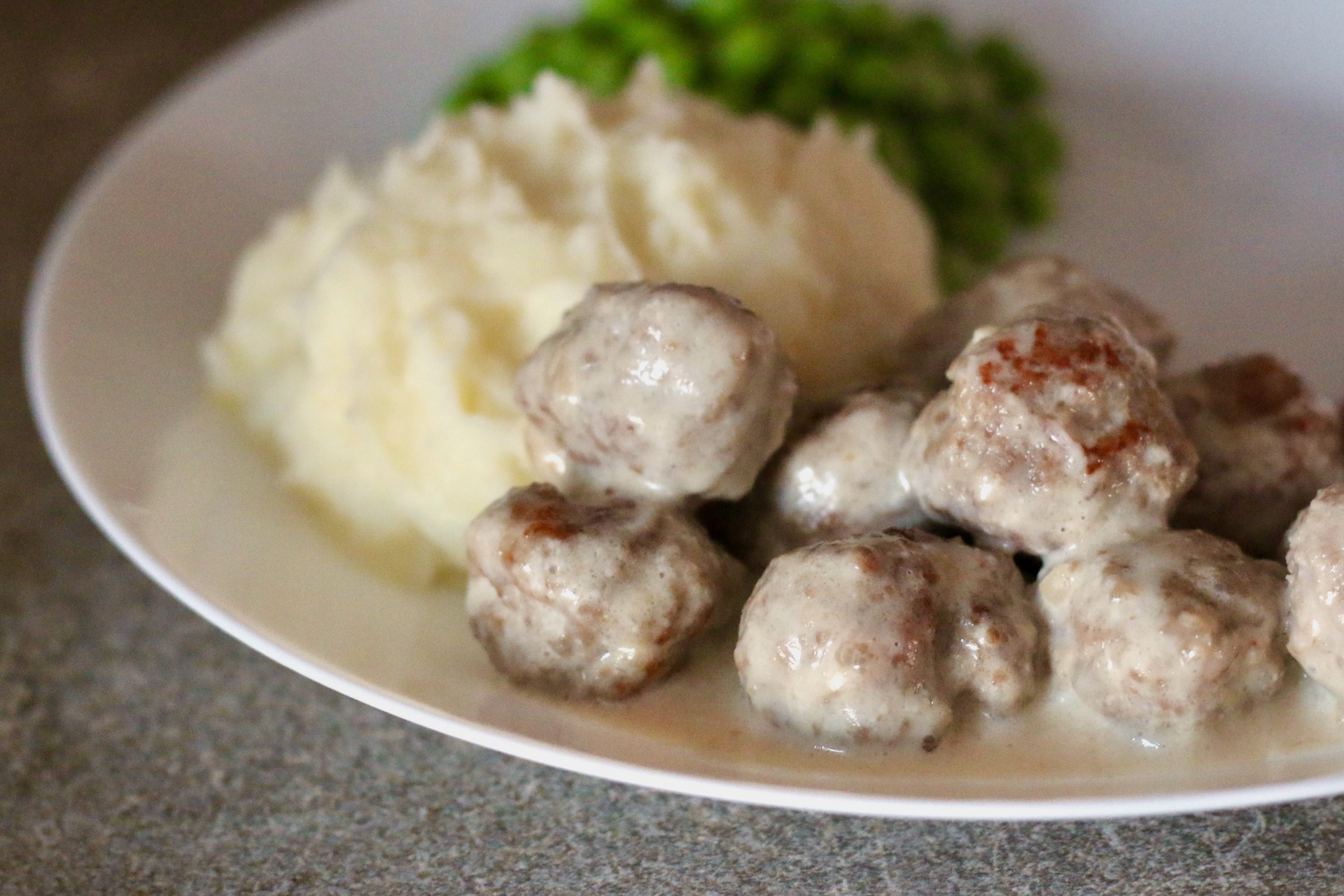 Шведские фрикадельки в сливочном соусе как в IKEA