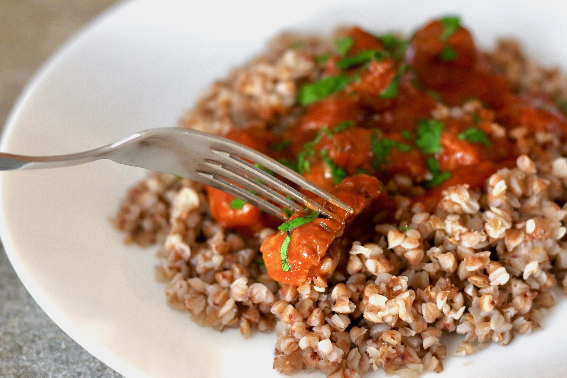 Сытный гуляш из говядины с подливкой как в советской столовой