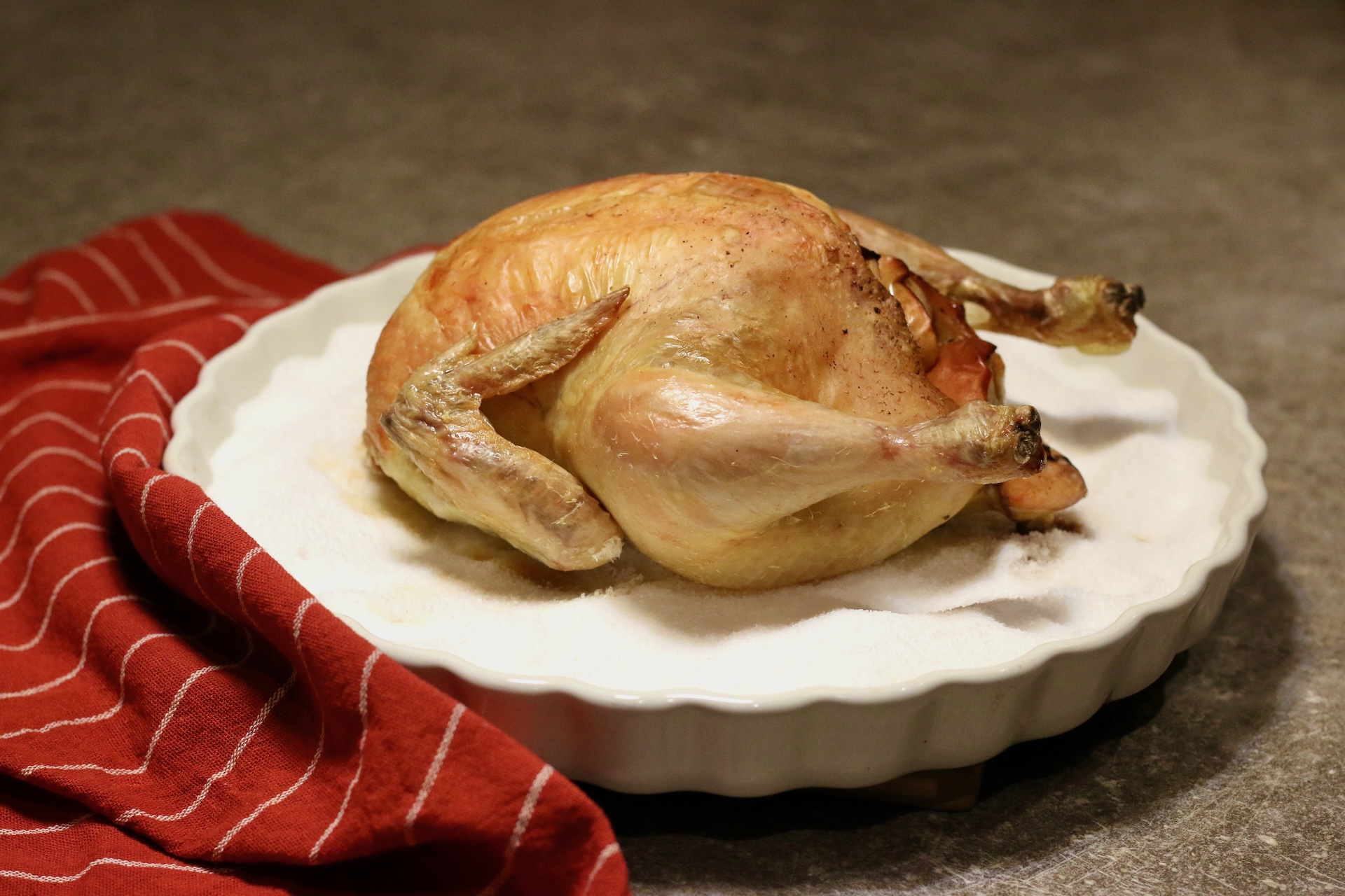 Курица на соли в духовке — сочная внутри и хрустящая снаружи