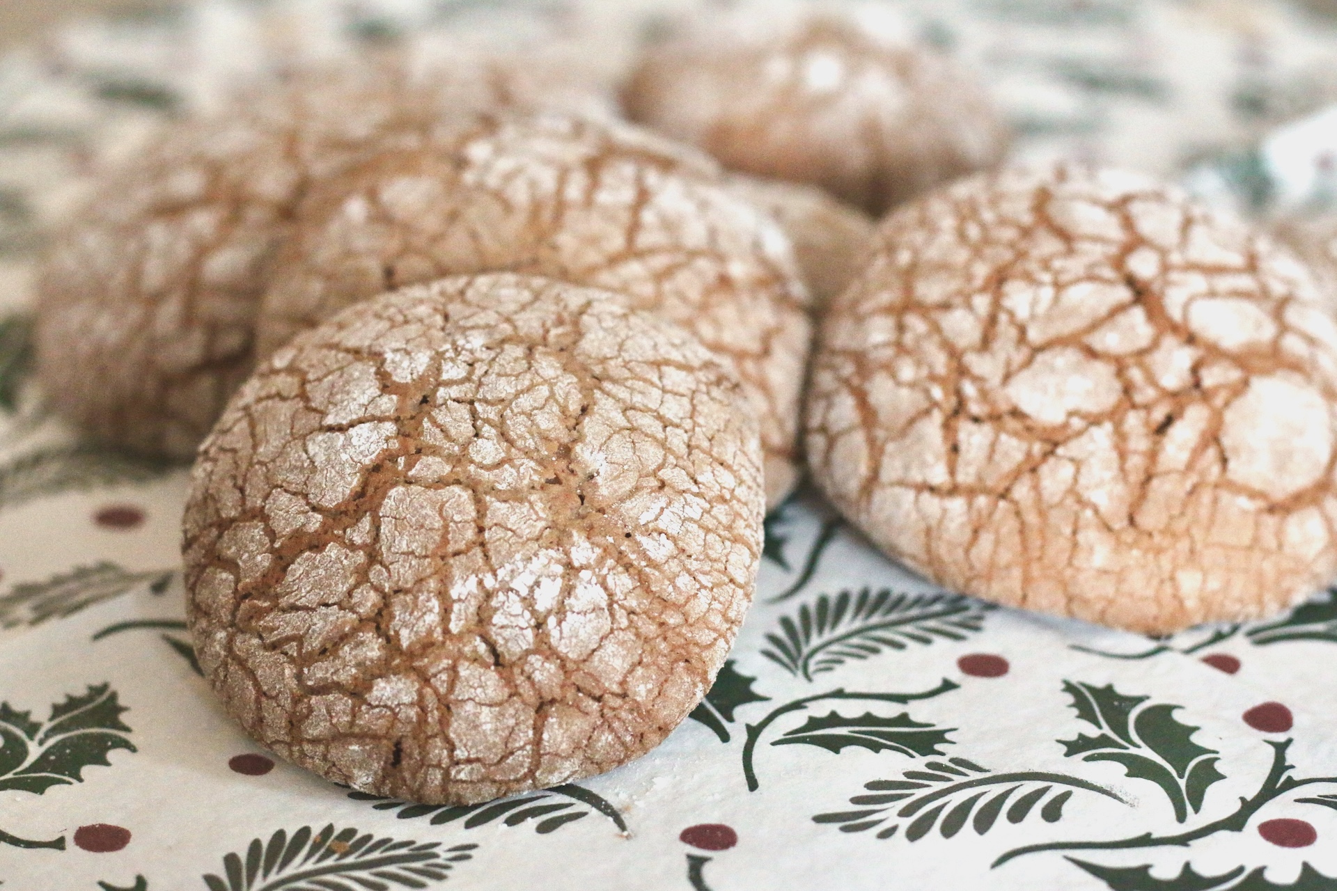 Ароматное шоколадное печенье с трещинками