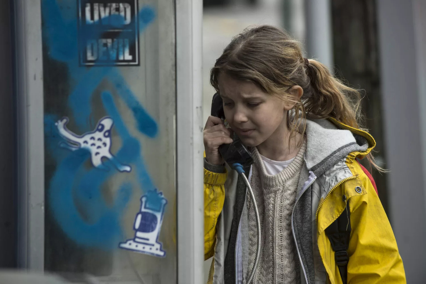 Милли Бобби Браун в сериале «Злоумышленники»