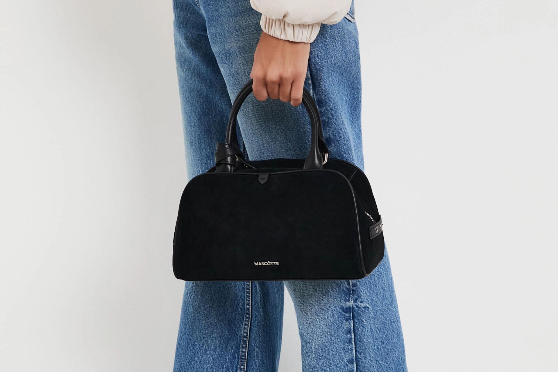 Шикарную сумку из велюра в винтажном стиле отдают со скидкой 56%