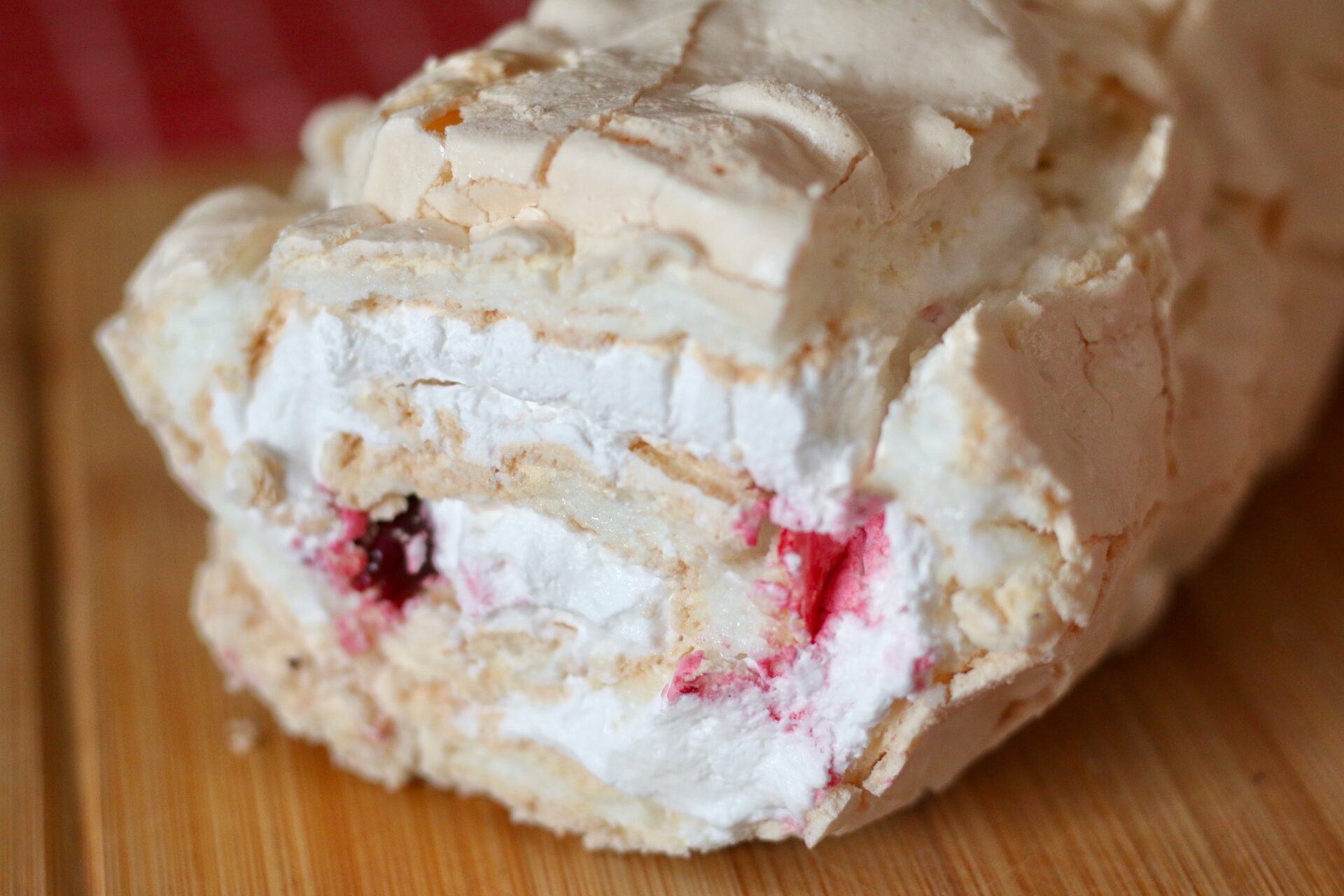 Воздушный меренговый рулет с вишней как из кофейни