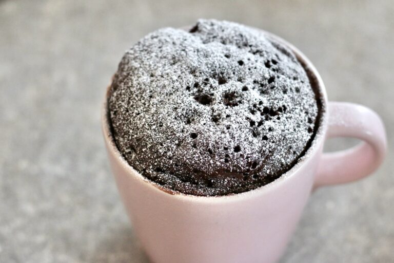 Шоколадный кекс в кружке — вкусный десерт за 6 минут